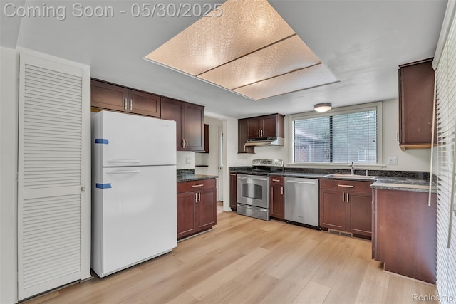 5772 Perrytown Dr, West Bloomfield, MI 48322 - kitchen with stainless steel appliances, a sink, dark countertops, and light wood-style floors