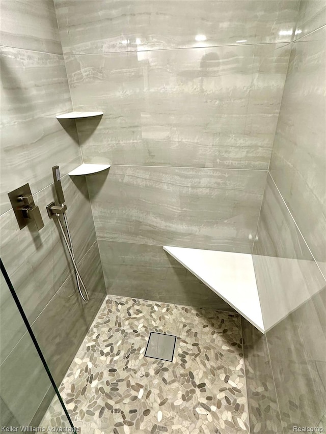 31404 Hunters Circle Dr, Farmington, MI 48334 - full bathroom with tiled shower
