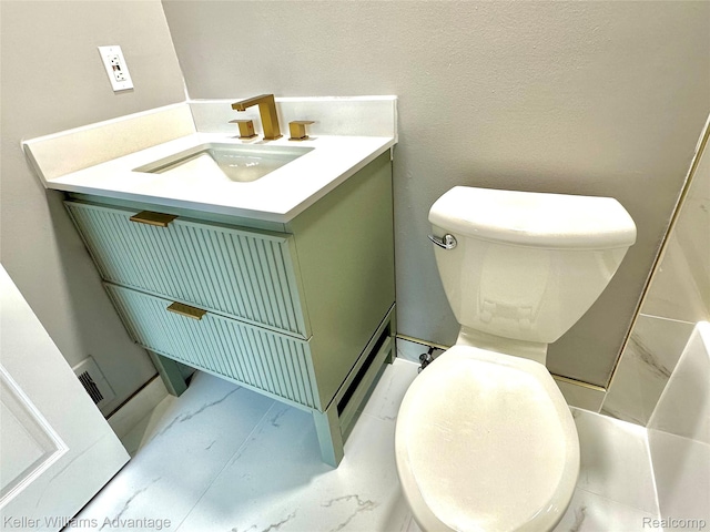 31404 Hunters Circle Dr, Farmington, MI 48334 - half bath featuring toilet and vanity