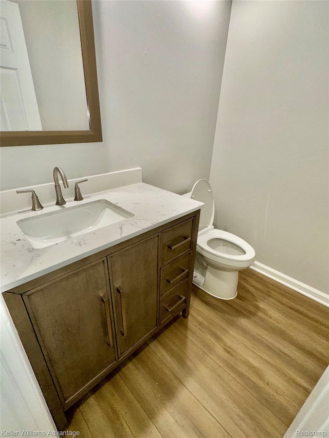 31404 Hunters Circle Dr, Farmington, MI 48334 - bathroom with wood finished floors, vanity, toilet, and baseboards