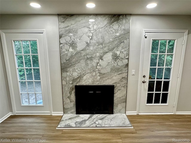 31404 Hunters Circle Dr, Farmington, MI 48334 - detailed view of wood finished floors, recessed lighting, baseboards, and a fireplace