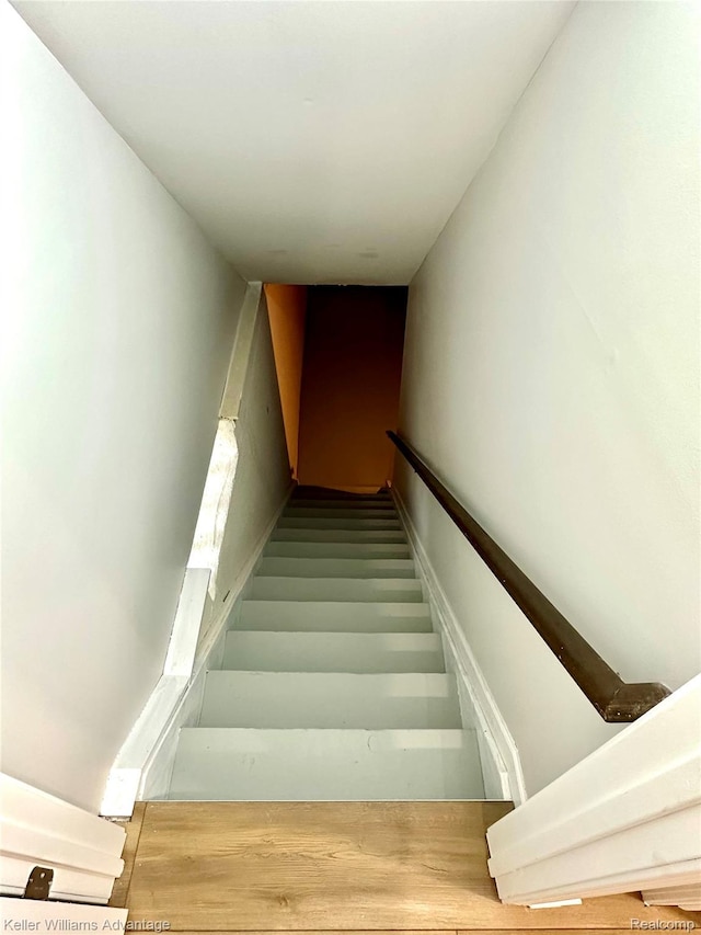 31404 Hunters Circle Dr, Farmington, MI 48334 - stairs with wood finished floors