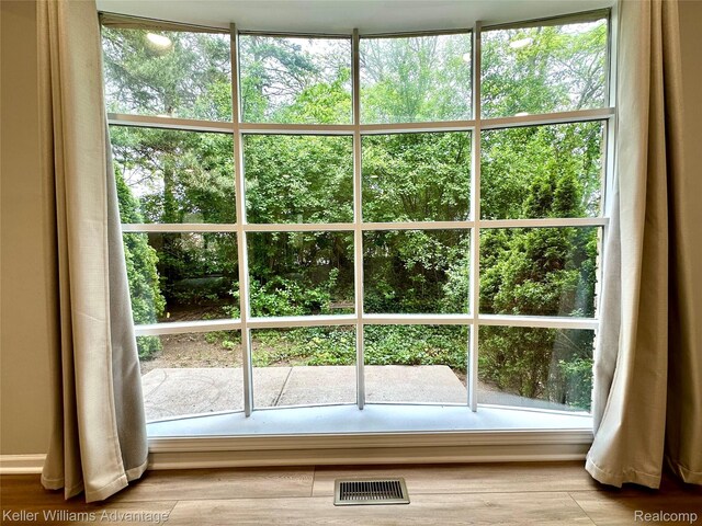 31404 Hunters Circle Dr, Farmington, MI 48334 - detailed view of wood finished floors