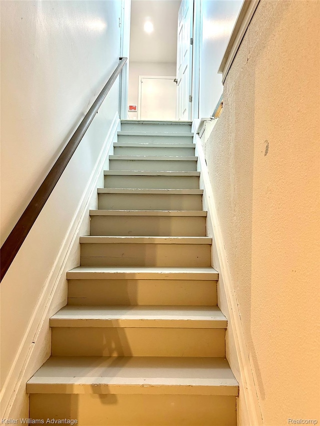 31404 Hunters Circle Dr, Farmington, MI 48334 - stairs with a textured wall