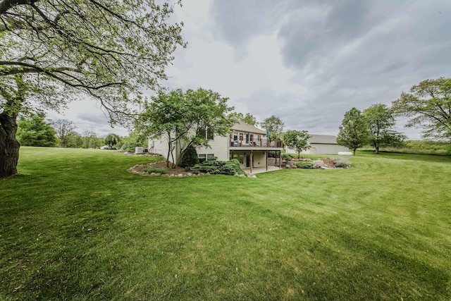 2210 Lindsey Rd, Jackson, MI 49201 - view of green lawn featuring a wooden deck and a patio area