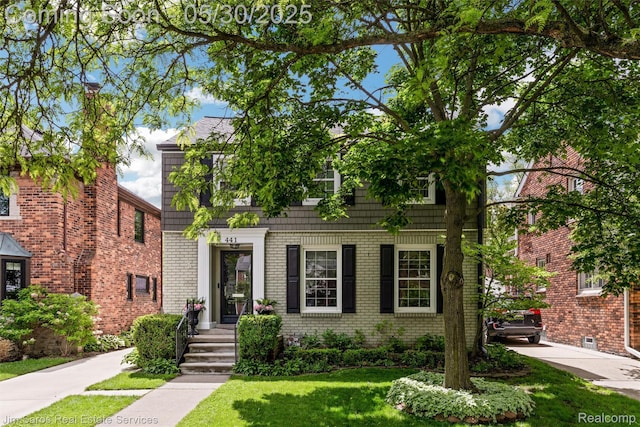 441 Mckinley Ave, Grosse Pointe Farms, MI 48236 - view of front of home featuring a front yard and brick siding