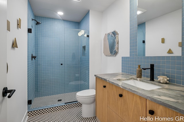 421 Manhattan Rd SE, Grand Rapids, MI 49506 - full bathroom with vanity, a stall shower, and toilet