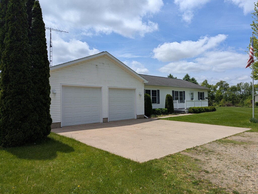10639 Hanover Rd, Hanover, MI 49241 - single story home featuring a front lawn, a garage, and driveway