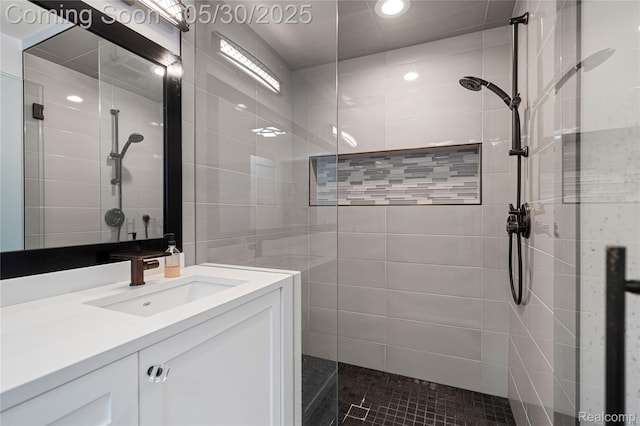 2640 Water Oaks Dr, West Bloomfield, MI 48324 - bathroom featuring a tile shower, vanity, and recessed lighting