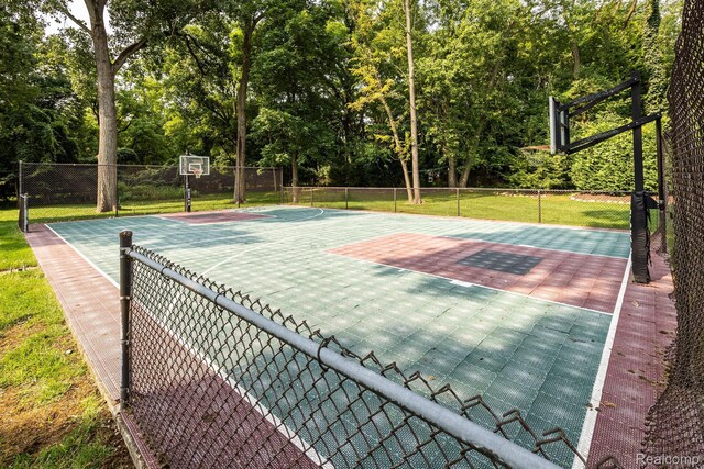 1000 Forest Ln, Bloomfield Hills, MI 48301 - view of sport court with community basketball court and view of wooded area