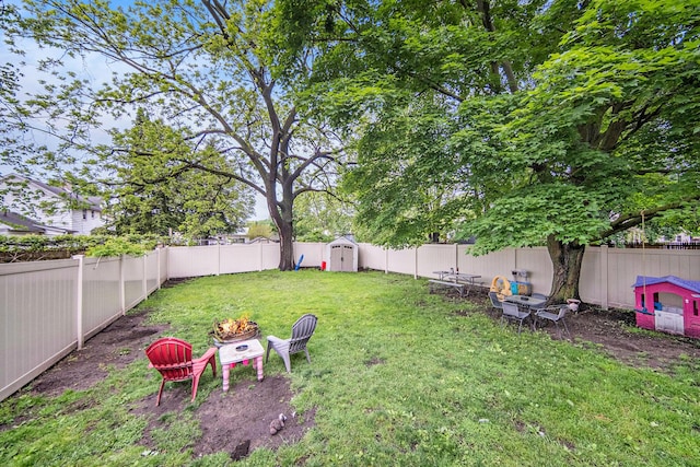 114 Orange St, Jackson, MI 49202 - view of yard featuring an outdoor fire pit
