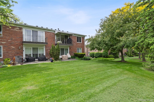 2375 Mulberry Sq Unit 69, Bloomfield Hills, MI 48302 - rear view of property with a patio area, a lawn, brick siding, and a balcony