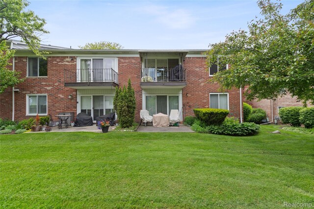 2375 Mulberry Sq Unit 69, Bloomfield Hills, MI 48302 - back of house featuring a patio area, a lawn, and a balcony
