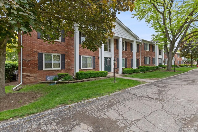 2375 Mulberry Sq Unit 69, Bloomfield Hills, MI 48302 - greek revival house with brick siding and a front lawn