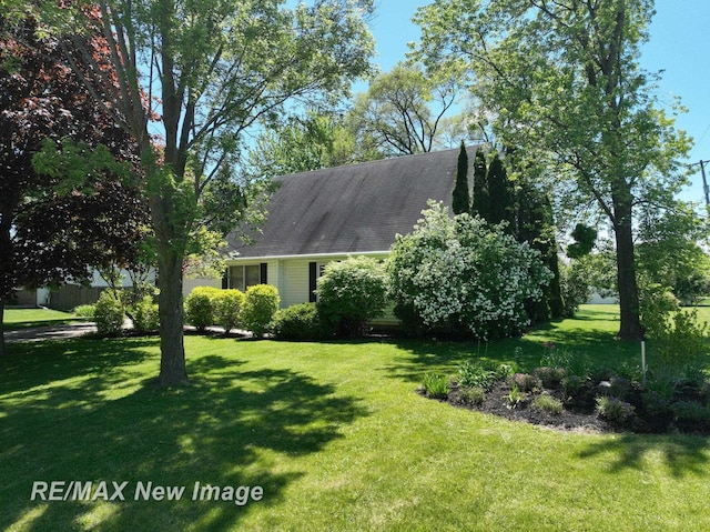 5475 George St, Saginaw, MI 48603 - view of front of property featuring a front yard