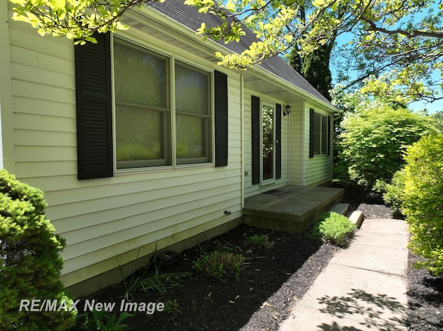 5475 George St, Saginaw, MI 48603 - view of side of home with roof with shingles