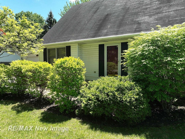 5475 George St, Saginaw, MI 48603 - view of front of house featuring a shingled roof