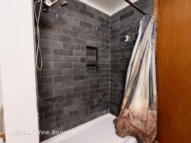 5475 George St, Saginaw, MI 48603 - bathroom with shower / tub combo