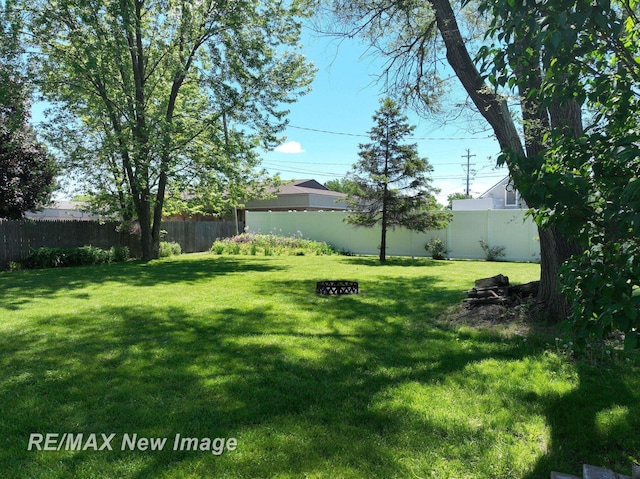 5475 George St, Saginaw, MI 48603 - view of yard