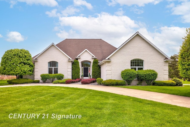 2170 Chestnut Rdg, Saginaw, MI 48609 - traditional-style home with a front yard