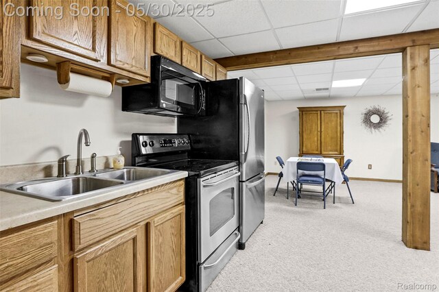 9587 Harmon Ln, South Lyon, MI 48178 - kitchen featuring black microwave, electric stove, a drop ceiling, a sink, and light colored carpet