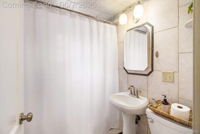 305 Garland St, Davison, MI 48423 - bathroom with toilet, a shower with curtain, and tile walls