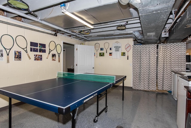 1419 Vassar Dr, Kalamazoo, MI 49001 - recreation room featuring concrete block wall and baseboards