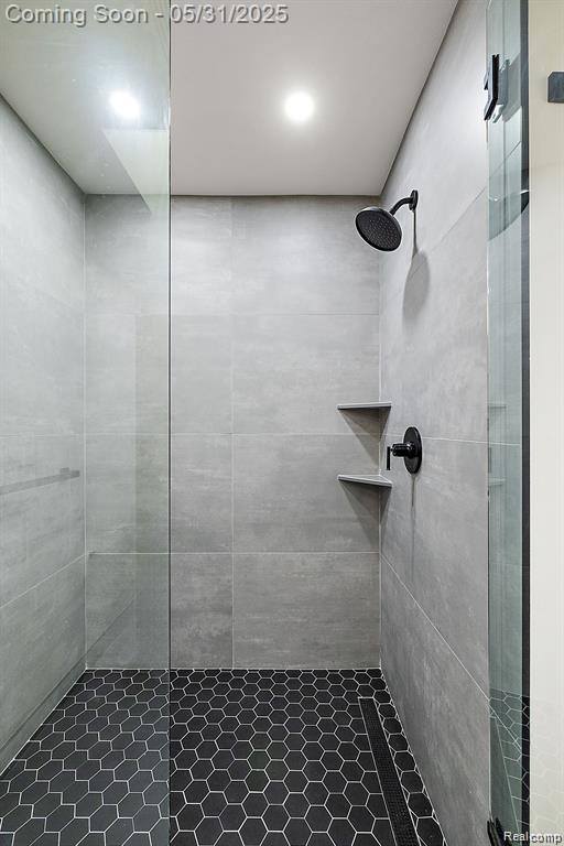 1367 W Long Lake Rd, Bloomfield Hills, MI 48302 - full bathroom with a tile shower