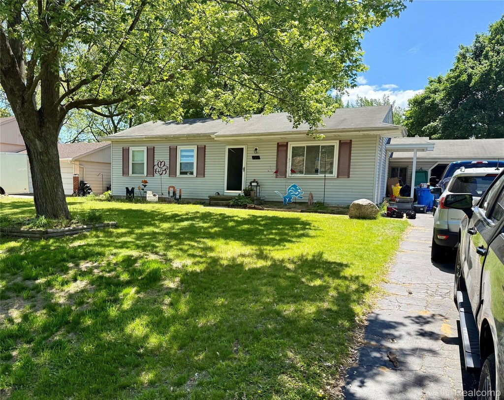 723 Los Arboles Dr, Wolverine Lake, MI 48390 - view of front of house with a front yard