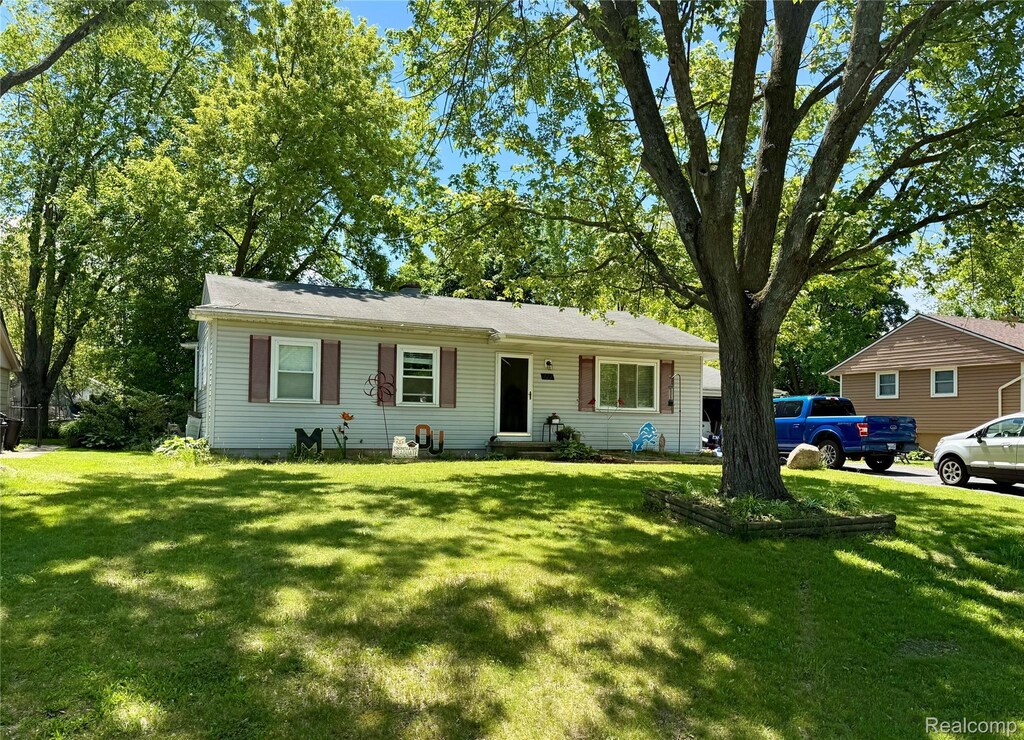723 Los Arboles Dr, Wolverine Lake, MI 48390 - view of front of home featuring a front yard