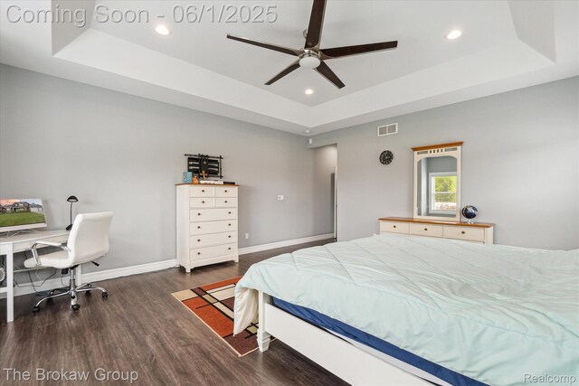 6268 Victoria Ln, Swartz Creek, MI 48473 - bedroom featuring a tray ceiling, wood finished floors, recessed lighting, baseboards, and a ceiling fan