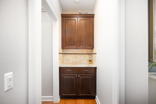 50550 W Fellows Creek Ct, Plymouth, MI 48170 - bar area with backsplash, light wood finished floors, and baseboards