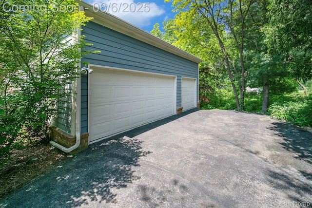 13135 Eagle Ct, South Lyon, MI 48178 - view of garage