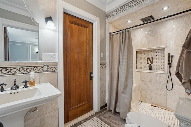 925 Avon St, Flint, MI 48503 - full bathroom with tiled shower, tile walls, and toilet