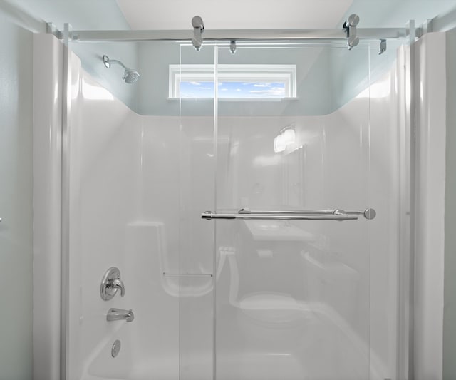 702 Starfield Dr, Pinckney, MI 48169 - full bath with bath / shower combo with glass door