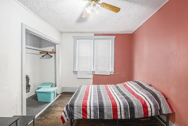 706 N Linn St, Bay City, MI 48706 - bedroom featuring wood finished floors, a textured ceiling, and ceiling fan