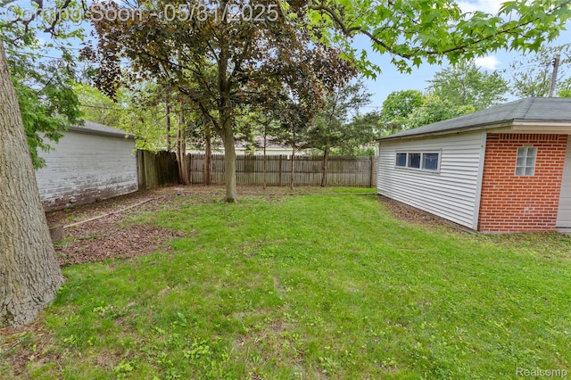 27677 Doreen St, Farmington Hills, MI 48336 - view of yard