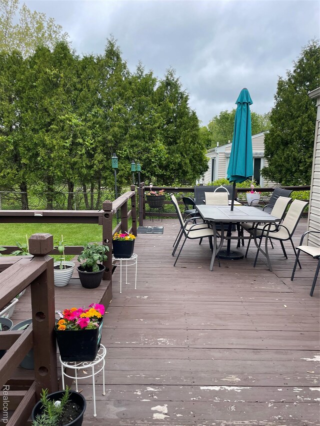 1808 Henbert, West Bloomfield, MI 48324 - deck featuring outdoor dining space