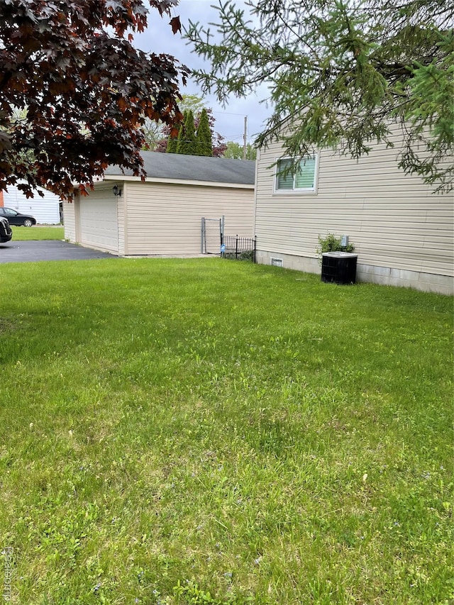1808 Henbert, West Bloomfield, MI 48324 - view of yard with a garage and an outdoor structure