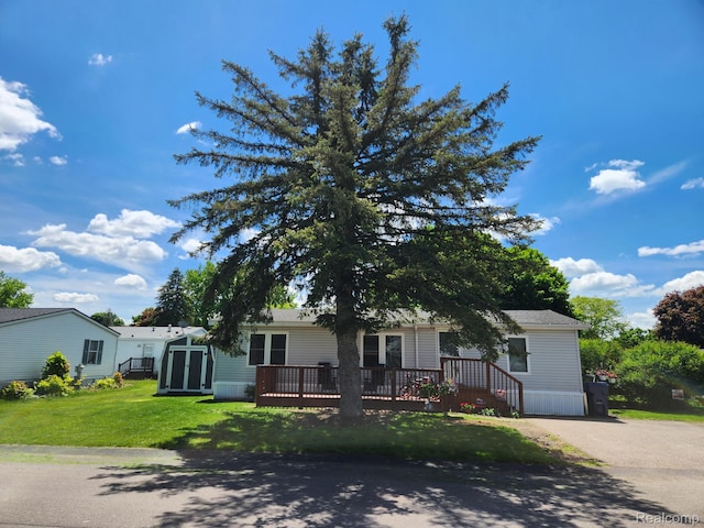 3683 Pinoak St, Clarkston, MI 48348 - manufactured / mobile home featuring a wooden deck and a front yard