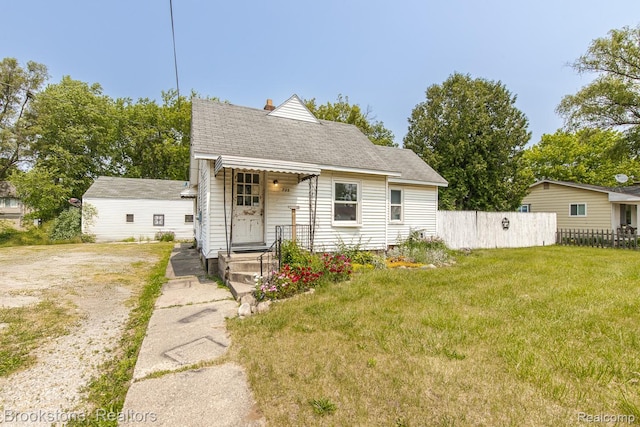 725 E Sherman St, Holly, MI 48442 - view of front of home with roof with shingles