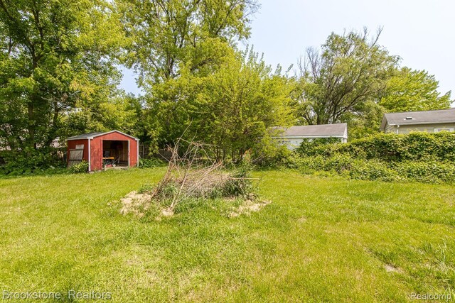 725 E Sherman St, Holly, MI 48442 - view of grassy yard featuring an outbuilding and a pole building