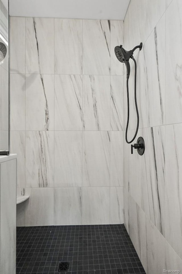 7195 Geraldine Cir, Swartz Creek, MI 48473 - full bathroom with tiled shower