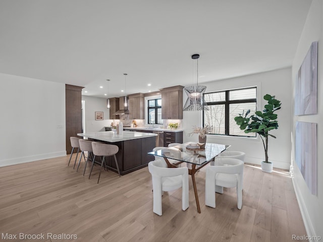 667 Oak Ave, Birmingham, MI 48009 - dining room featuring light wood-type flooring, recessed lighting, baseboards, and a chandelier