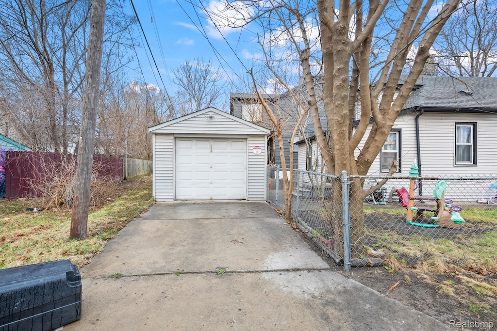78 E Auburn St, Ecorse, MI 48229 - detached garage with driveway