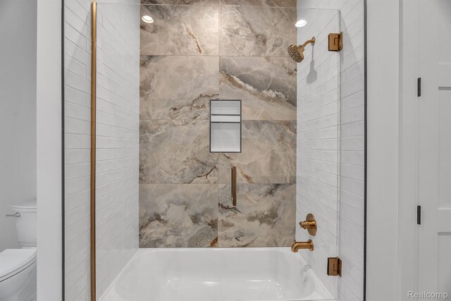 4627 Cimarron Dr, Bloomfield Hills, MI 48302 - full bath featuring toilet and shower / bathtub combination