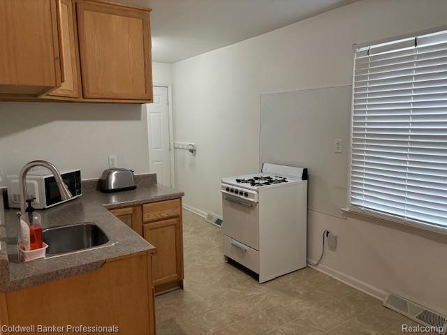 4443 16 Th St, Wyandotte, MI 48192 - photo 3
