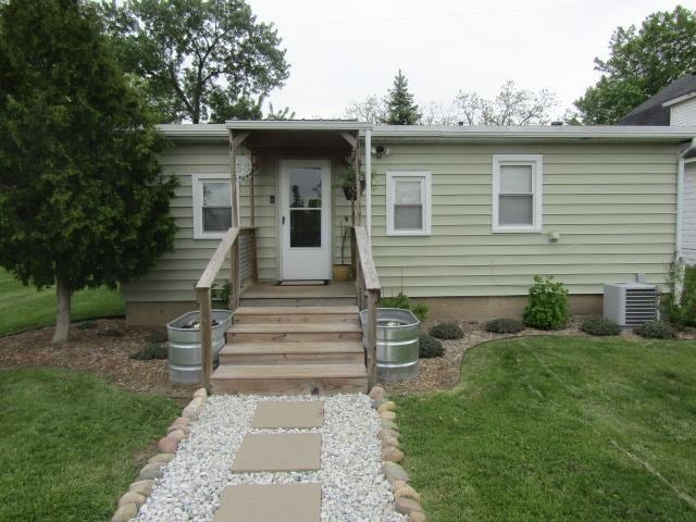 429 N Chipman St, Owosso, MI 48867 - view of front facade with a front lawn and cooling unit