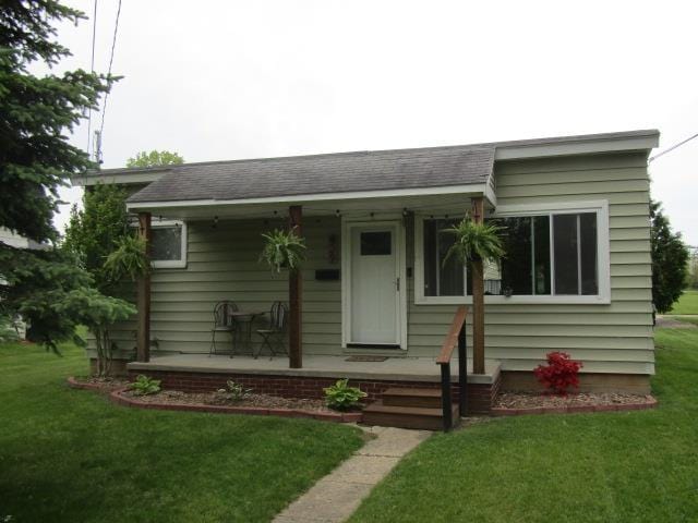 429 N Chipman St, Owosso, MI 48867 - view of front of home featuring a porch and a front yard
