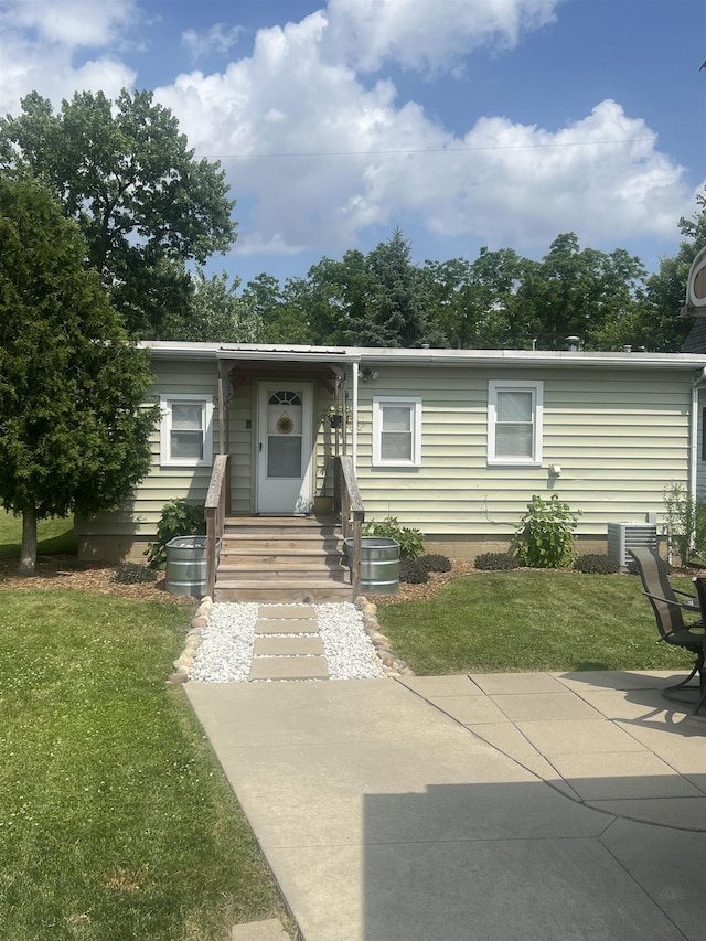 429 N Chipman St, Owosso, MI 48867 - view of front of property with a front lawn and entry steps